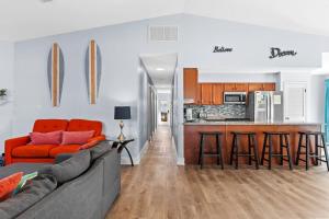 Kuchyň nebo kuchyňský kout v ubytování Zula Beach Vacation Home, Sleeps 16, Private Heated Pool, 4min Walk To The Beach, Pets Welcome, Fenced Yard