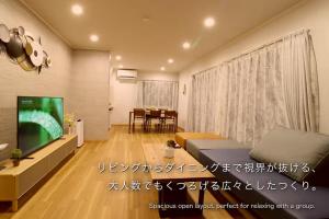 TV a/nebo společenská místnost v ubytování 金鱗湖まで徒歩2分 湯布院 天然温泉ヴィラ 響 -hibiki-