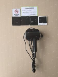 上海市にある哲学家酒店の黒い電話が壁に掛かっている