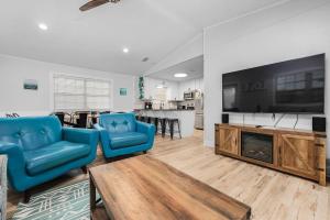 TV a/nebo společenská místnost v ubytování 1min Walk To BeachPrivate Heated PoolZula Dreams