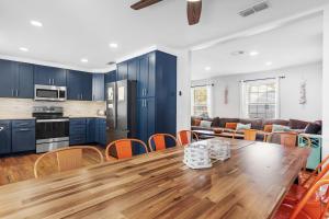 Kuchyň nebo kuchyňský kout v ubytování Private Heated Pool & Spa, 4min Walk To The Beach