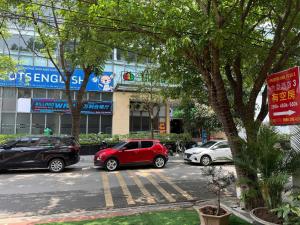 eine Gruppe von Autos auf einem Parkplatz geparkt in der Unterkunft Phương Anh Villa 3 in Bắc Ninh + 27 Fotos