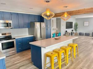 Kuchyň nebo kuchyňský kout v ubytování 2min Walk To The Beach, Private Heated Pool & SPA