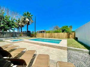 Bazén v ubytování 2min Walk To The Beach, Private Heated Pool & SPA nebo v jeho okolí