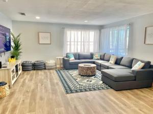 Posezení v ubytování 2min Walk To The Beach, Private Heated Pool & SPA