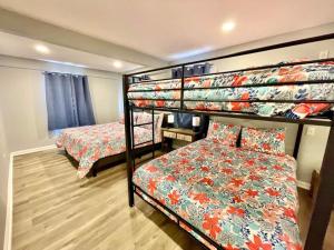 Postel nebo postele na pokoji v ubytování 2min Walk To The Beach, Private Heated Pool & SPA + 43 fotografií