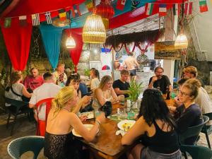 un grupo de personas sentadas en una mesa en un restaurante en Colombo Beach Hostel, en Mount Lavinia 87 fotos más