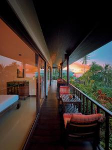 ein Balkon eines Ferienresorts mit Stühlen und Tischen in der Unterkunft SeaView Villa Tropicana in Salad Beach