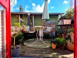 a patio with a table and chairs and an umbrella at Appelgriebsch in Neukalen +16 photos