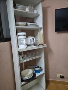 een witte plank met borden en borden erop bij Espacio ideal in Mar de Ajó +4 foto's