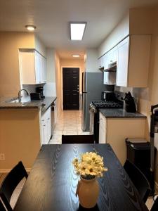 Kuchyň nebo kuchyňský kout v ubytování Hook Em Horns! 12 mins to Downtown Austin