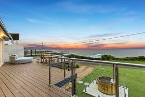 un balcone con vista sull'oceano di The Breakers a Sunderland Bay