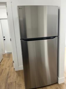 Un refrigerador de acero inoxidable en la esquina de una cocina. en Zenergy at Sunshine Mile, Close to UA, Downtown, 4th Ave, Disc Golf, dogs OK, 2 bedroom, en Tucson