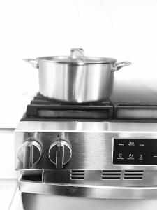 una olla en la parte superior de una estufa en Zenergy at Sunshine Mile, Close to UA, Downtown, 4th Ave, Disc Golf, dogs OK, 2 bedroom, en Tucson