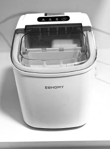 una tostadora en la parte superior de un mostrador en Zenergy at Sunshine Mile, Close to UA, Downtown, 4th Ave, Disc Golf, dogs OK, 2 bedroom, en Tucson