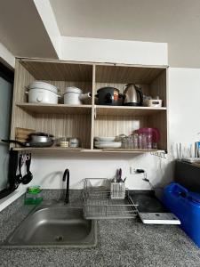 een gootsteen met een droogrek ernaast bij Chic Haven Home away from home in Imus