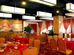a conference room with red tables and chairs at Best Western Tianjin Juchuan Hotel in Binhai