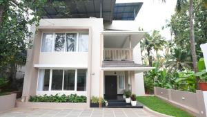 Mizuki Homestay في تريشور: بيت أبيض مع شرفة