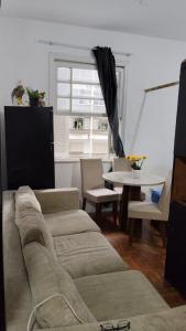 un soggiorno con un divano e un tavolo di Pernoite para rapazes apartamento compartilhado a San Paolo