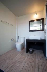 Ένα μπάνιο στο Baan Kula Mahasarakam