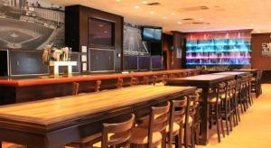 Zona de lounge sau bar la Hotel Baltimore Downtown-Inner Harbor