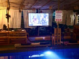 TV/trung tâm giải trí tại Serendipity Goa - Service Apartments and Cafe