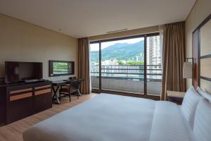 Una imagen general de la montaña o una montaña tomada desde el resort