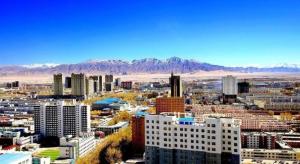 a view of a city with mountains in the background at James Joyce Coffetel Golmud Huaxing Plaza Branch in Golmud
