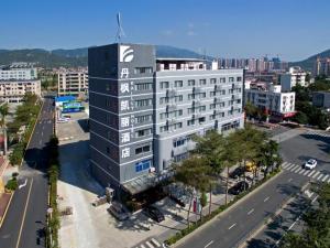 danfeng kelly hotel في Dapengcheng: منظر جوي لمبنى في المدينة