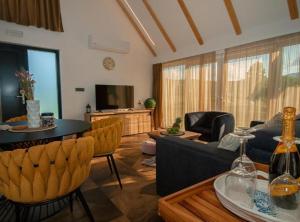 TV a/nebo společenská místnost v ubytování Family Resort Plitvice + 11 fotografií