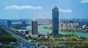 City Comfort Inn Wuhan Jinyinhu Garden Expo Park في ووهان: اطلالة على مدينة فيها مباني طويلة ونهر