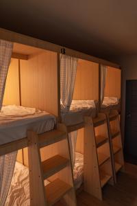 una stanza con tre letti a castello in una stanza di Greet Hostel & Cafe Samyan a Bangkok