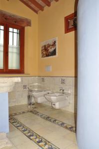 PortomaggioreにあるLa Casina sul Sandaloのバスルーム(洗面台2つ、トイレ2つ付)