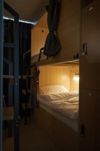 una camera da letto con un letto a castello in una stanza di Greet Hostel & Cafe Samyan a Bangkok