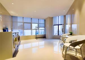 Un lugar para sentarse en Echarm Hotel Anshun High-speed Railway Station Jichang Road