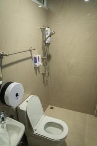 un bagno con un water e un lavandino di Greet Hostel & Cafe Samyan a Bangkok