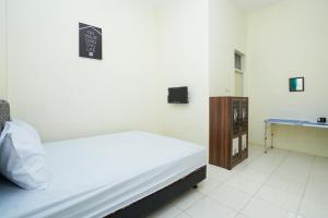 Giường trong phòng chung tại OYO Life 3078 Kost Putri Made