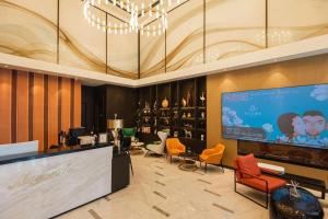 TV a/nebo společenská místnost v ubytování Magnotel Tongxiang Shimao Center