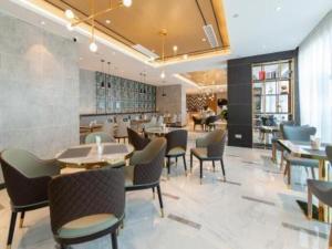 Posezení v ubytování Magnotel Tongxiang Shimao Center