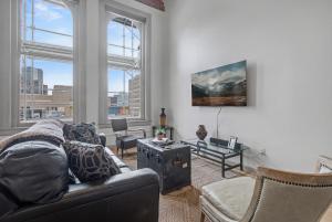 Un lugar para sentarse en The Elevated Gallery - Historic Loft - Heart of Downtown - 98WalkScore