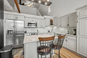 Una cocina o cocineta en The Elevated Gallery - Historic Loft - Heart of Downtown - 98WalkScore