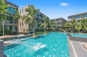 Bazén v ubytování Pixels - Ocean Front Studio with Pool View Cape Panwa nebo v jeho okolí