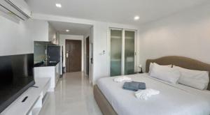 TV a/nebo společenská místnost v ubytování Pixels - Ocean Front Studio with Pool View Cape Panwa