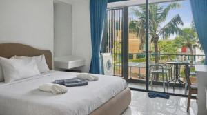 Postel nebo postele na pokoji v ubytování Pixels - Ocean Front Studio with Pool View Cape Panwa + 25 fotografií