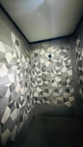 White Sandy Beach Dive Resort في Naviti Island: حمام ذو جدار وسقف مبلطين