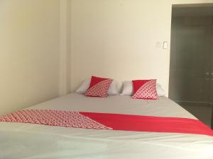 En eller flere senge i et værelse på OYO Life 2664 D'kost