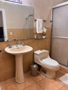 Koupelna v ubytování Beautiful Spacious Apartment + 9 fotografií