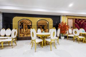 een eetkamer met een tafel en stoelen bij Treebo Accent Park Hotel And Banquet in Noida