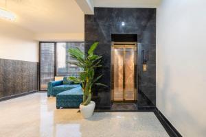 een woonkamer met een blauwe bank en een plant bij Treebo Accent Park Hotel And Banquet in Noida