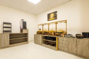 een kamer met houten kasten en tentoongestelde borden bij Treebo Accent Park Hotel And Banquet in Noida